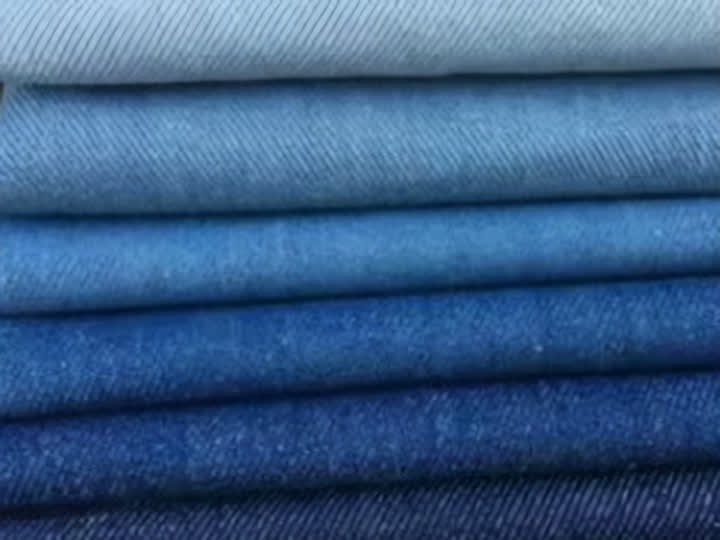 Açıktan koyuya tonlarına göre üst üste katlanmış kot kumaşları