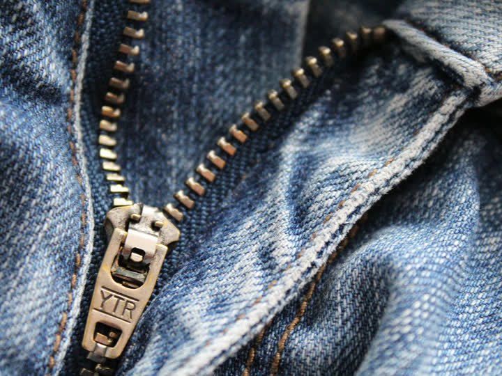 Kot pantolonda metal fermuar, yakın çekim